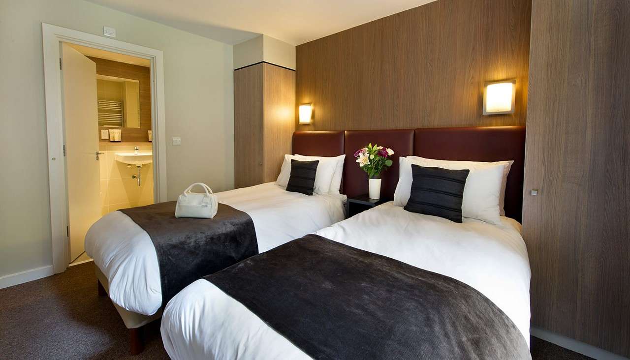 Twin bedroom with ensuite