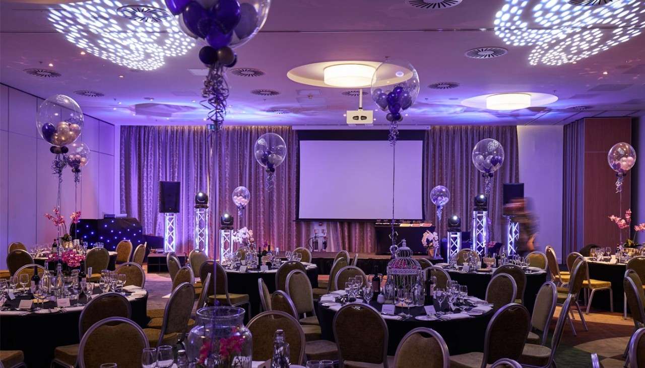 Empty venue ready to guests dressed with balloons